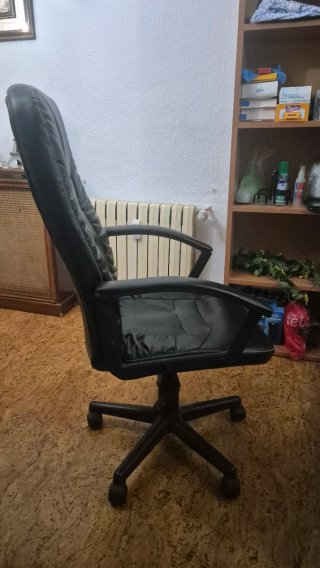 Silla de oficina negra semi usada