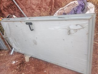 Puerta exterior con llave nueva