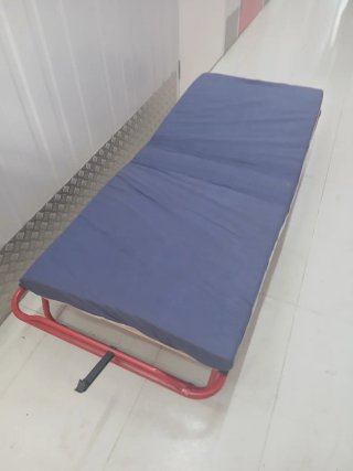Cama plegable con colchón