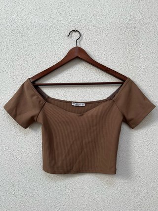 Top Stradivarius marrón escote corazón