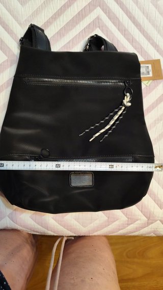Mochila negra con cremalleras