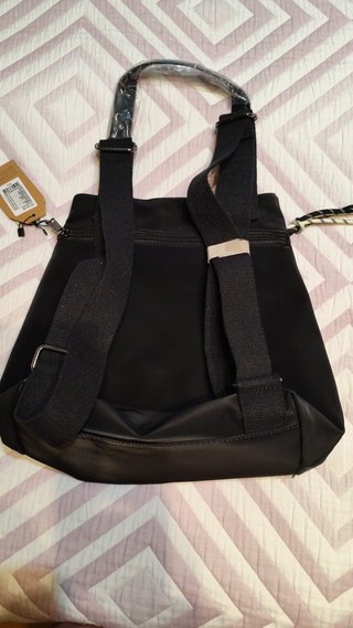 Mochila negra con cremalleras