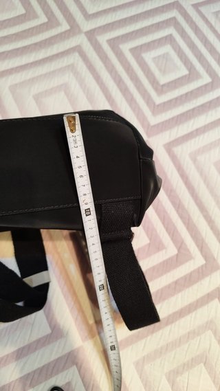 Mochila negra con cremalleras