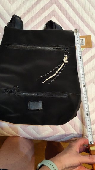 Mochila negra con cremalleras