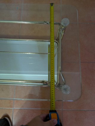 Mesa centro dorada con cristal y espejo.