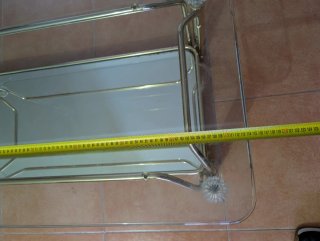 Mesa centro dorada con cristal y espejo.