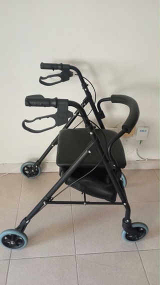 Andador nuevo con asiento y ruedas