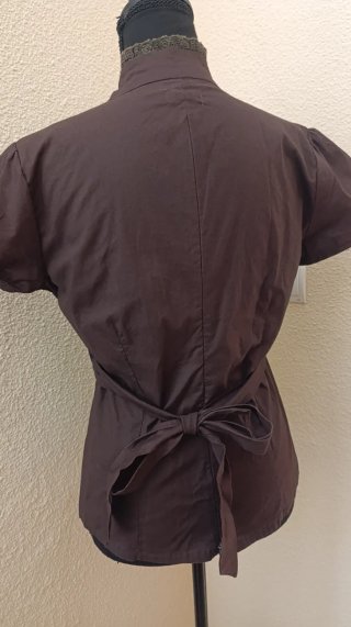 Blusa marrón bordada