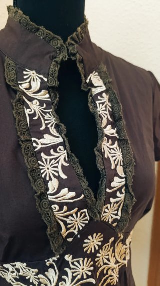 Blusa marrón bordada