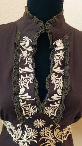 Blusa marrón bordada