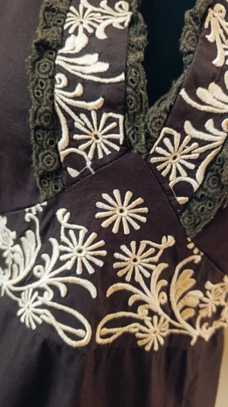 Blusa marrón bordada
