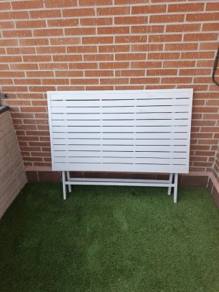 Mesa plegable blanca metal. El Corte Ingles