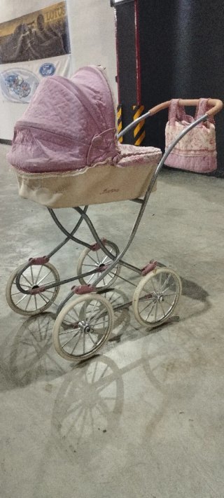 Coche de muñecas rosa