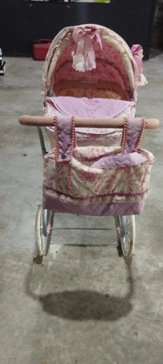 Coche de muñecas rosa