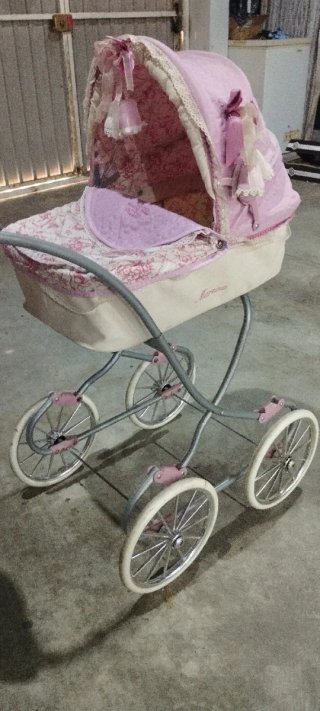 Coche de muñecas rosa