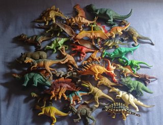Figuras de dinosaurios de juguete