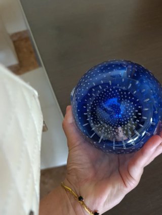 Figura de cristal azul con burbujas