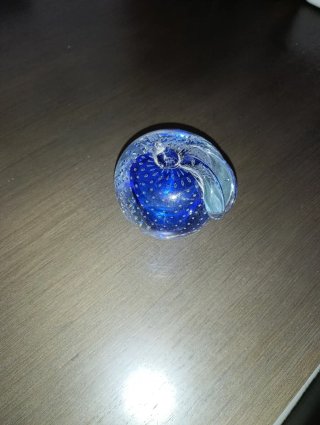 Figura de cristal azul con burbujas