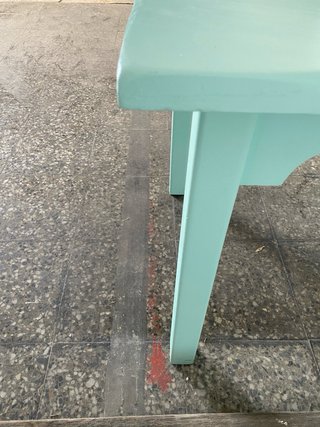 Mesa de madera maciza pintada