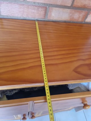 Mueble de madera marrón y estanteria