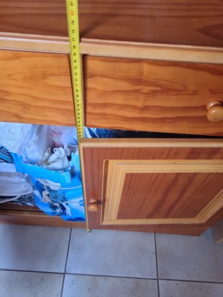 Mueble de madera marrón y estanteria