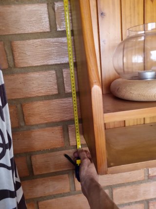 Mueble de madera marrón y estanteria