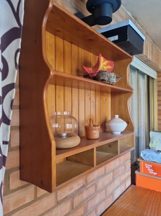 Mueble de madera marrón y estanteria