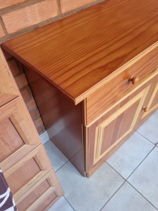 Mueble de madera marrón y estanteria