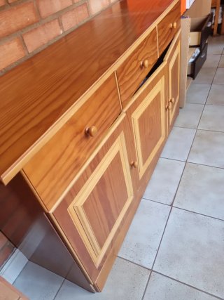 Mueble de madera marrón y estanteria