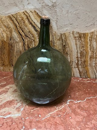 Damajuana antigua de vidrio verde