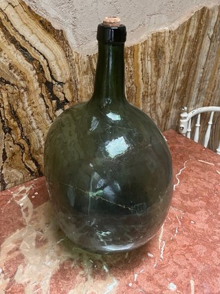 Damajuana antigua de vidrio verde