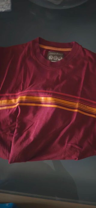 Camiseta roja burdeos unisex con rayas
