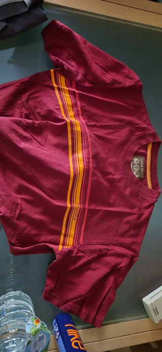 Camiseta roja burdeos unisex con rayas