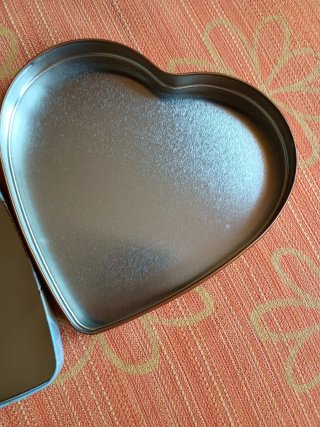 Caja metal forma corazón decorada Piolín