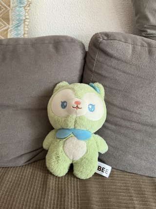 Peluche verde con lazo azul