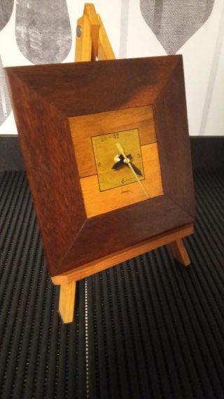 Orologio da tavolo artistico in legno