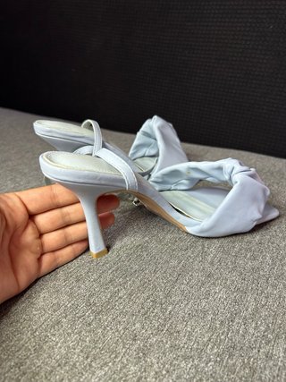 Tacones azules con tiras