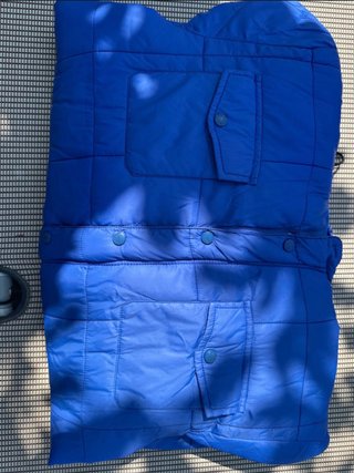 Cazadora azul con capucha
