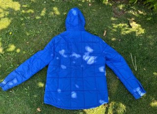Cazadora azul con capucha