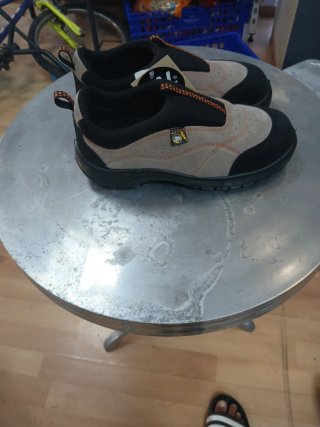 Zapatos de trabajo primera mano nuevos  de calidad