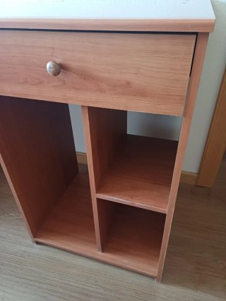 Escritorio de madera con silla roja