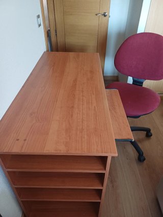 Escritorio de madera con silla roja