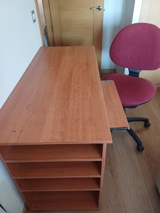 Escritorio de madera con silla roja