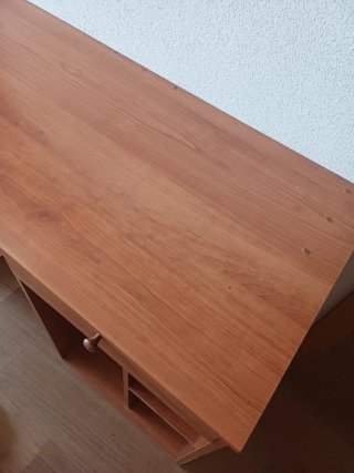 Escritorio de madera con silla roja