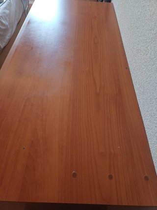 Escritorio de madera con silla roja