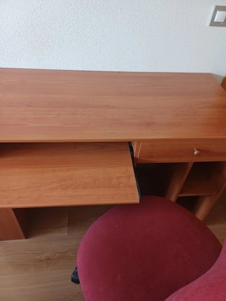 Escritorio de madera con silla roja