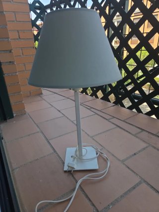 Lámpara de mesa beige y blanca. Son dos lámparas.