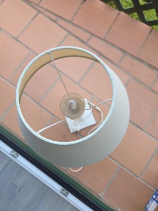 Lámpara de mesa beige y blanca. Son dos lámparas.