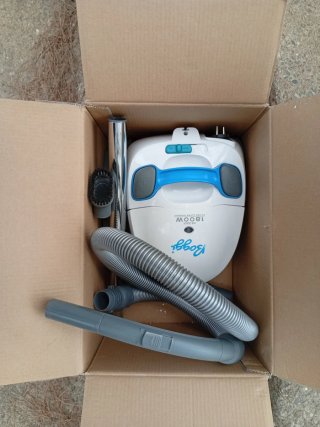 Aspiradora Ufesa Boggi 1800W Súper Compacta