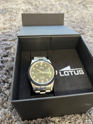 Reloj Lotus Verde con Detalles Plateados